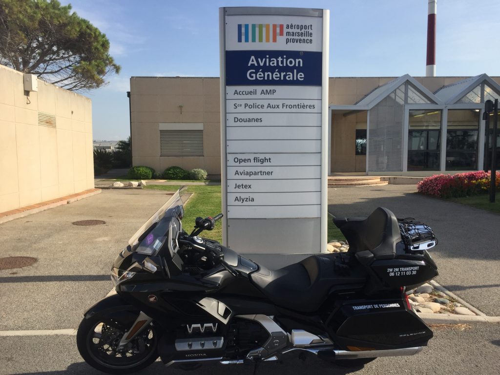 Moto Taxi (Honda Goldwing 2018 DCT) a destination ou au départ de l'Aéroport Marseille Provence (AMP) site de l'Aviation Générale.
