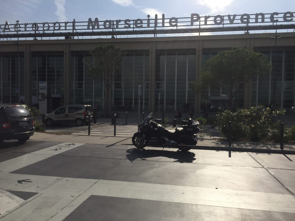 Moto Taxi (Honda Goldwing 2018 DCT) a destination ou au départ de l'Aéroport Marseille Provence (AMP) Parking 30mn.
