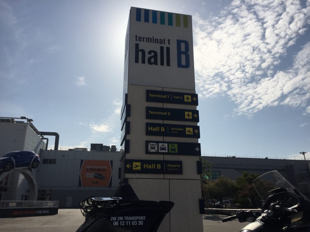 Moto Taxi (Honda Goldwing 2018 DCT) a destination ou au départ de l'Aéroport Marseille Provence (AMP) Teminal 1 hall B.