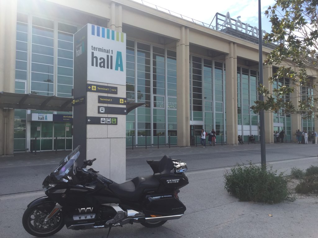 Moto Taxi (Honda Goldwing 2018 DCT) a destination ou au départ de l'Aéroport Marseille Provence (AMP) Teminal 1 hall A.