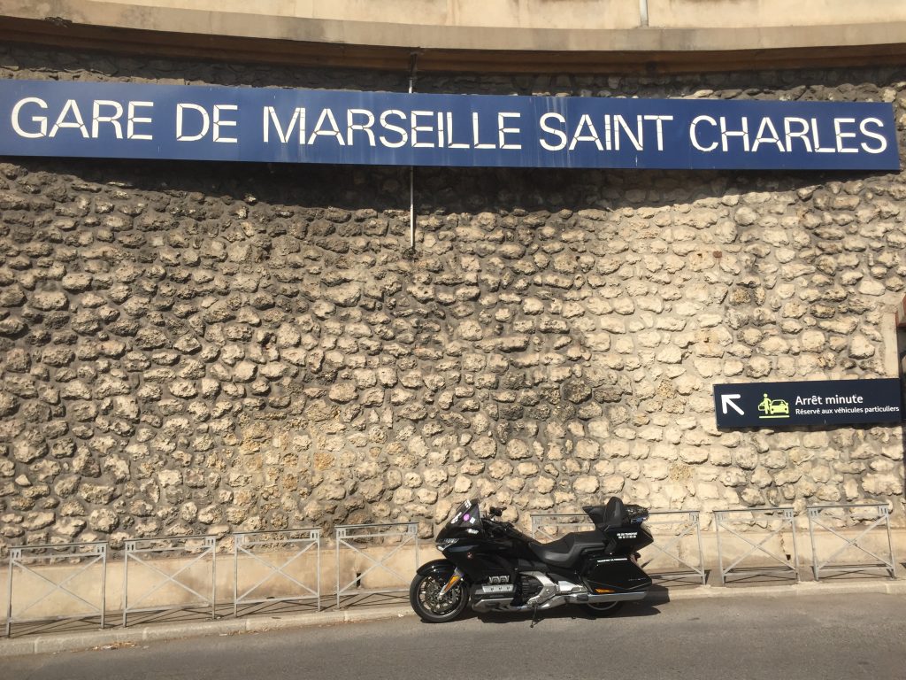 Moto taxi (honda goldwing 2018 DCT) a destination ou au départ de la Gare Saint Charles Marseille Centre accès dépose minute.
