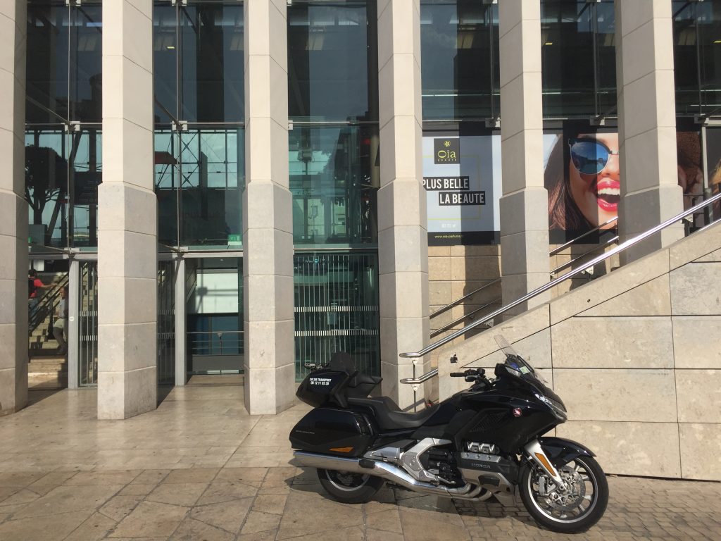 Moto taxi (honda goldwing 2018 DCT) a destination ou au départ de la Gare Saint Charles Marseille Centre. Point de Rendez Vous au pied des escaliers de la FNAC Saint charles sur l'esplanade situé face Avenue du Général Leclerc.