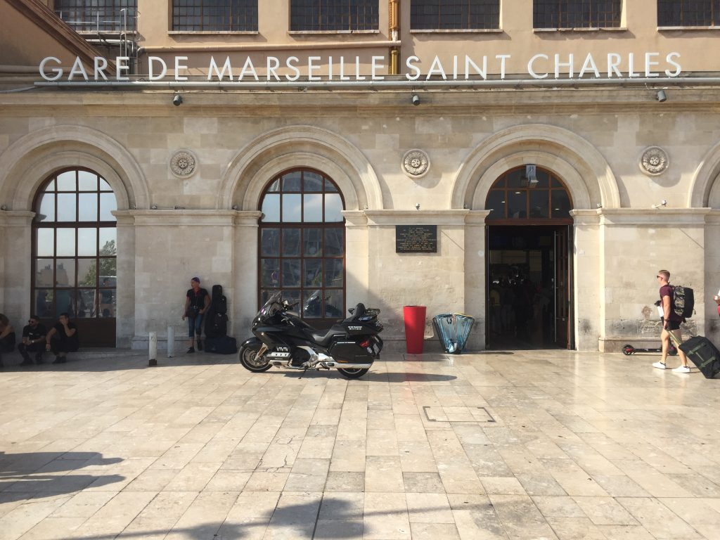 Moto taxi (honda goldwing 2018 DCT) a destination ou au départ de la Gare Saint Charles Marseille Centre Entrée Principale.