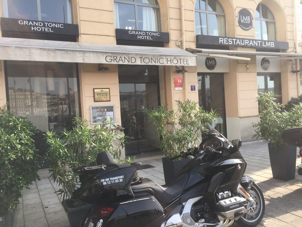 Moto Taxi a destination de l'Hotel Grand Tonic Hotel Marseille. 43 quai des Belges.