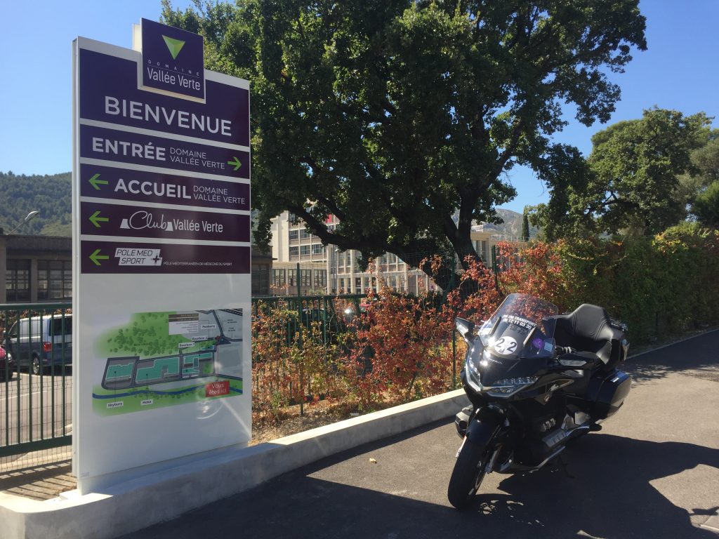 Moto taxi a destination de la zone d'activités Domaine de la Vallée Verte dans le onzième arrondissement de Marseille.