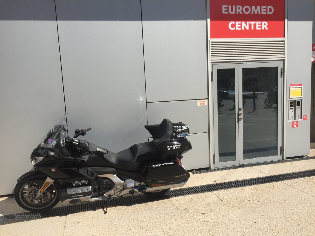 Moto taxi a destination de la zone d'activités d'EUROMED dans le deuxième arrondissement de Marseille.
