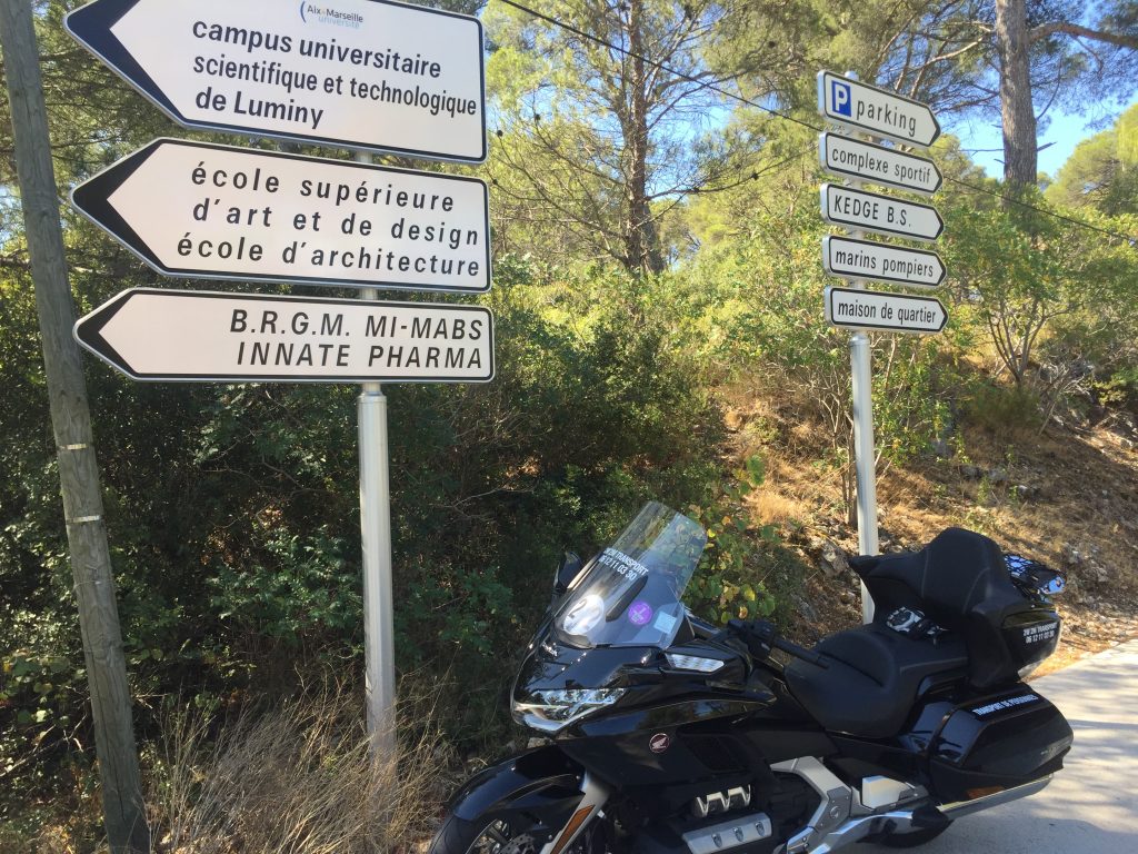 Moto taxi a destination de la zone d'activités de Luminy dans le neuvième arrondissement de Marseille.