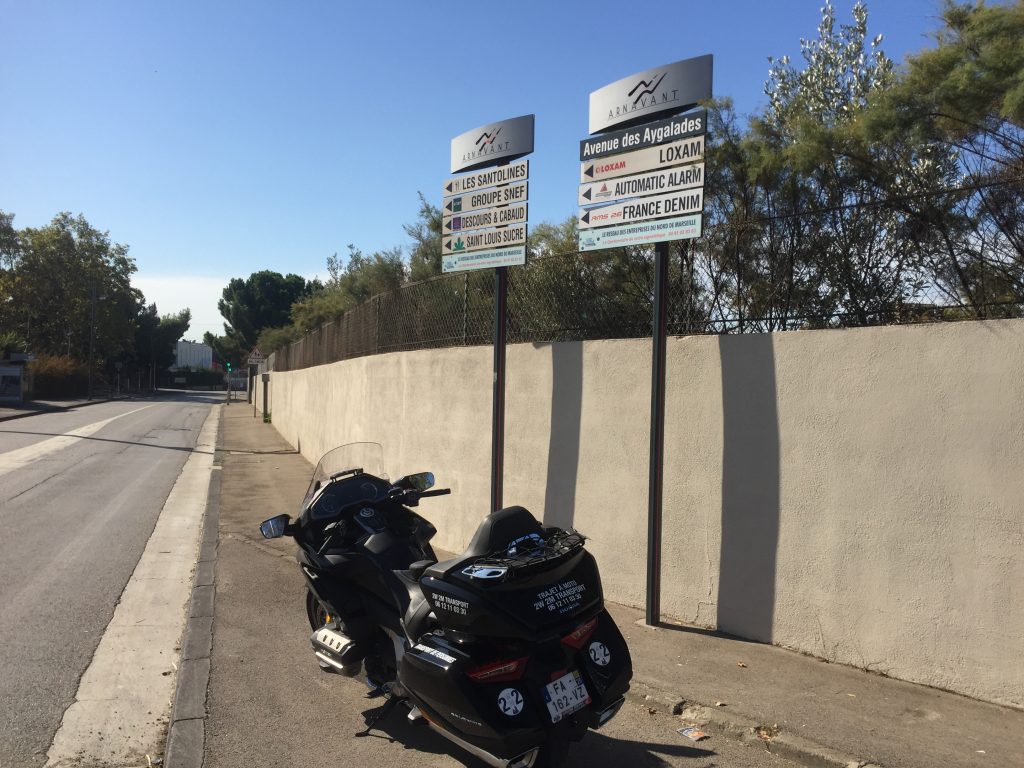 Moto taxi a destination de la zone d'activités de la Delorme-Arnavant dans le quatorzième arrondissement de Marseille.