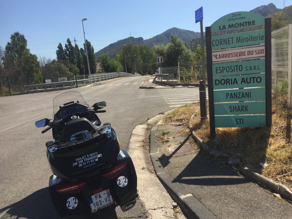 Moto taxi a destination de la zone d'activités de la Montre dans le onzième arrondissement de Marseille.
