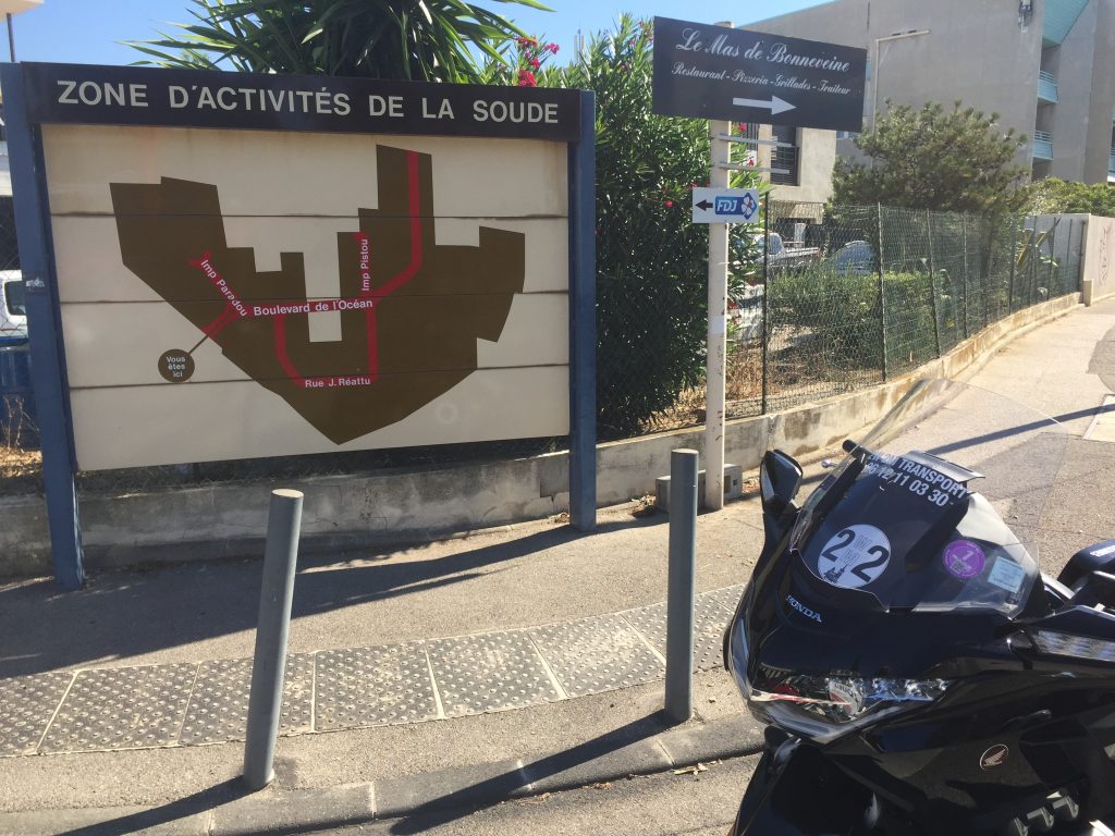 Moto taxi a destination de la zone d'activités de la Soude-la Jarre dans le neuvième arrondissement de Marseille.