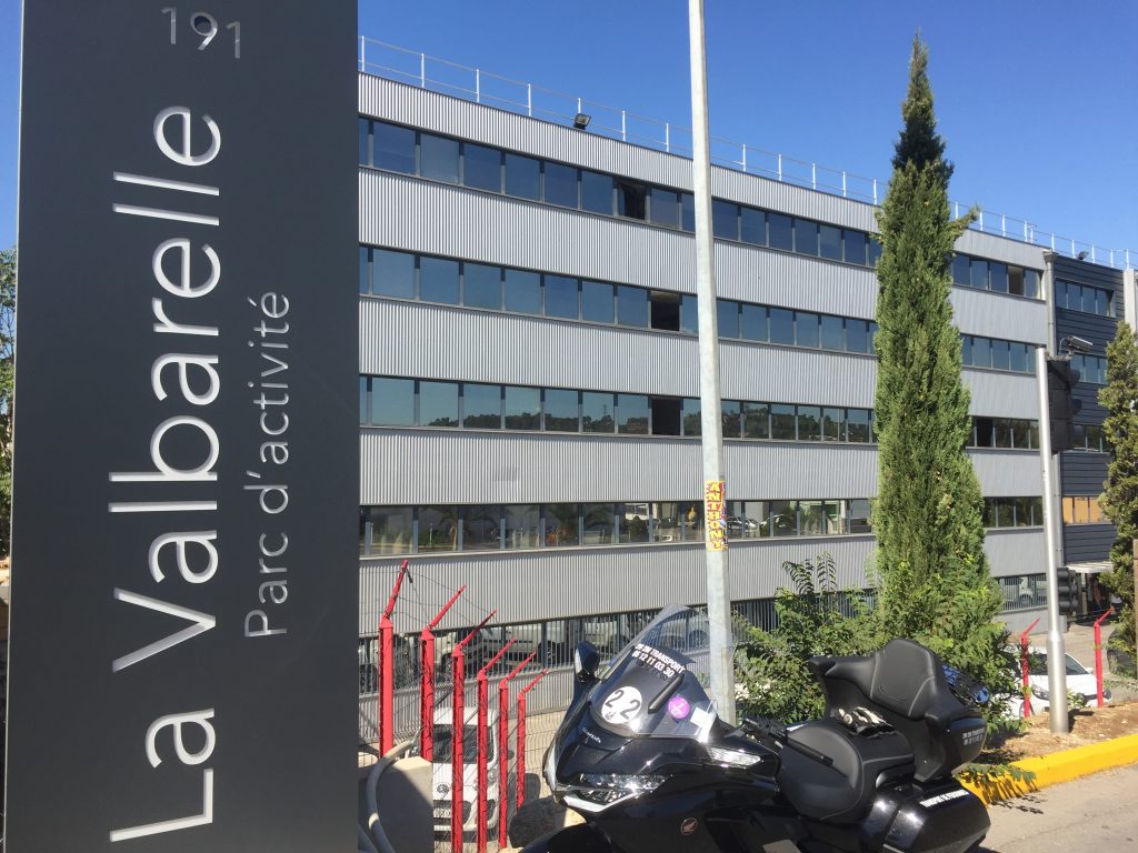 Moto taxi a destination de la zone d'activités de la Valbarelle dans le onzième arrondissement de Marseille.