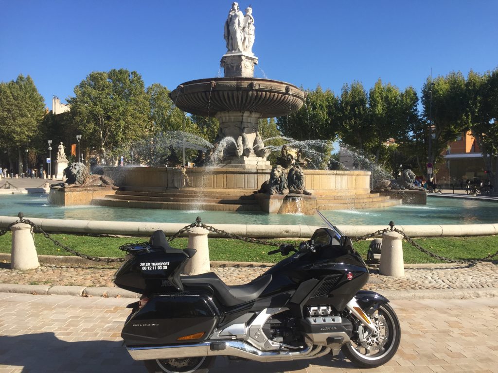 Moto Taxi a destination du rond point de la rotonde a Aix en Provence (allées provençale).